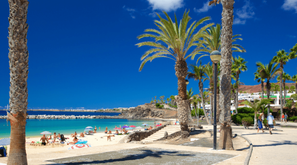 Découvrez le charme de Playa Blanca, Lanzarote : un guide d’expériences inoubliables